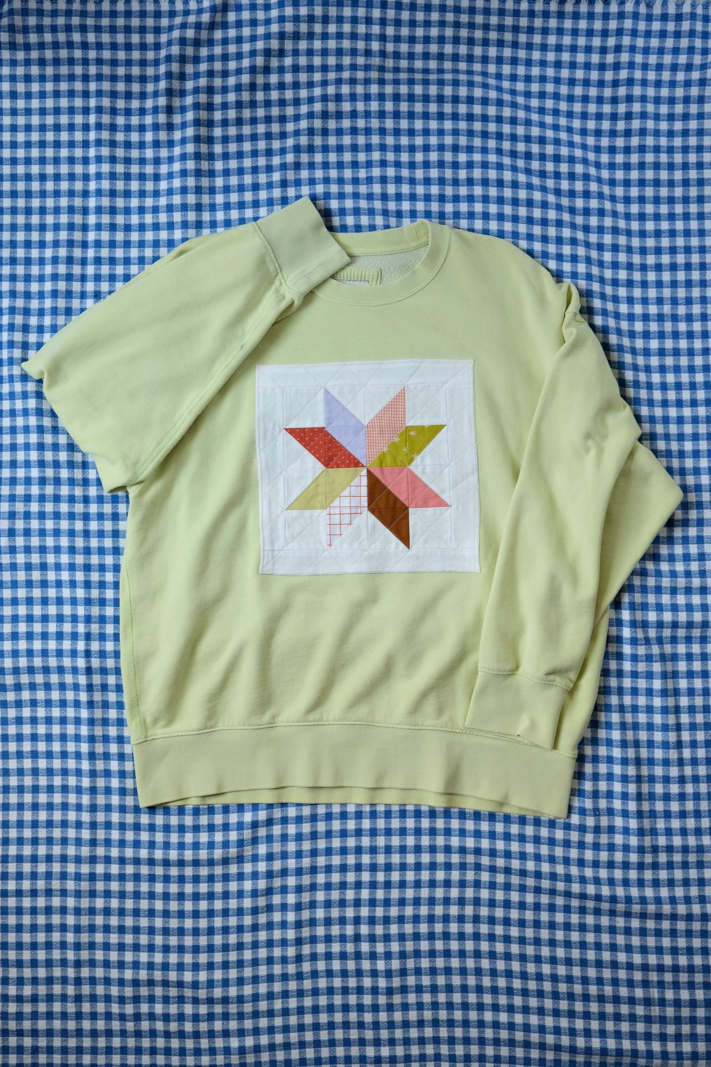 Quilted Star Crew Neck Sweatshirt in Light Lime Green - Large